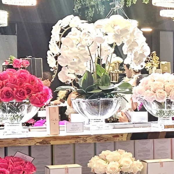 Centerpiece Orchid Ivory White & Gold Badge - Image 2